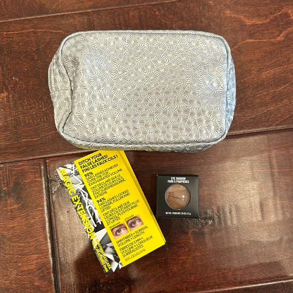 M.A.C. Make up bag , eyeshadow and magic extension - Picture 6 of 8